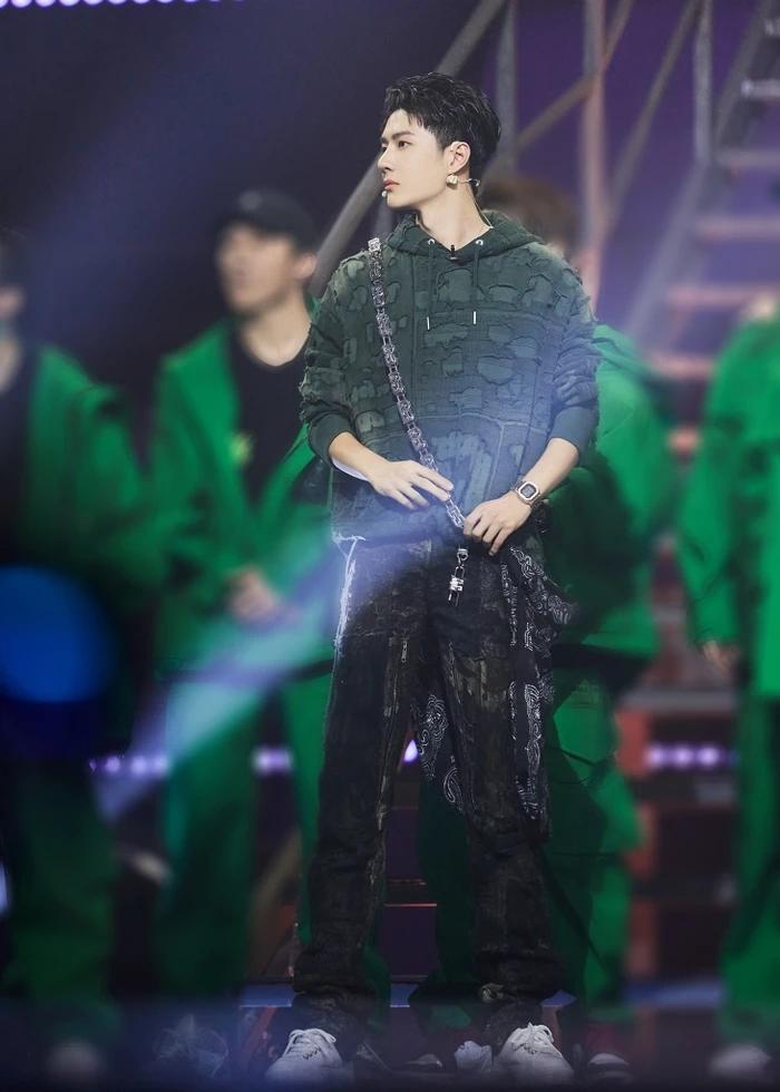 Fan xót xa khoảnh khắc Vương Nhất Bác nằm thở dốc, mắt đỏ hoe-2