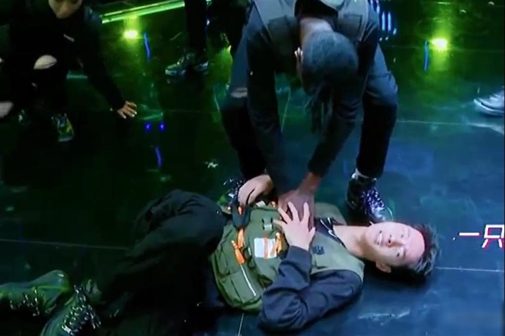 Fan xót xa khoảnh khắc Vương Nhất Bác nằm thở dốc, mắt đỏ hoe-3