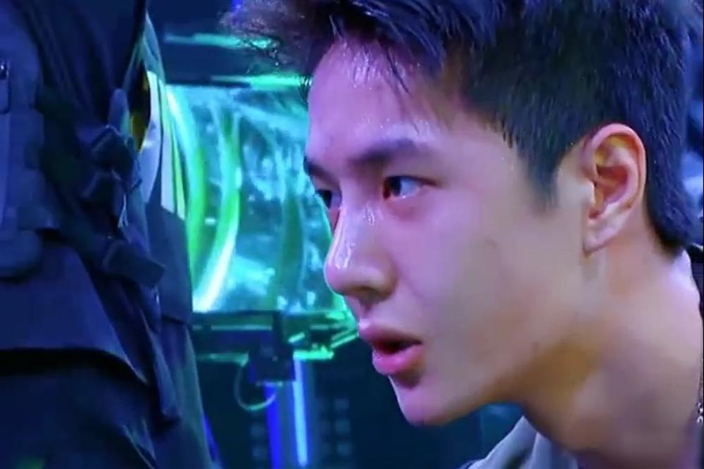 Fan xót xa khoảnh khắc Vương Nhất Bác nằm thở dốc, mắt đỏ hoe-4