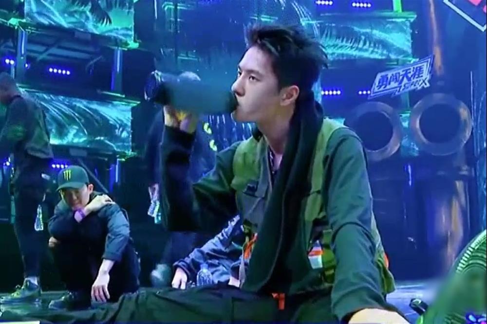 Fan xót xa khoảnh khắc Vương Nhất Bác nằm thở dốc, mắt đỏ hoe-5