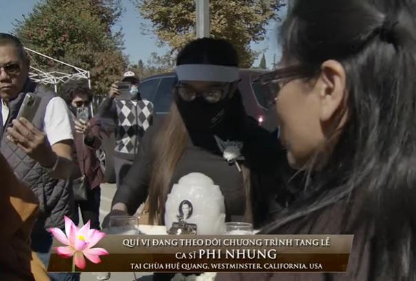 Tang lễ Phi Nhung tại Mỹ: Wendy khóc nghẹn bên chồng con-3