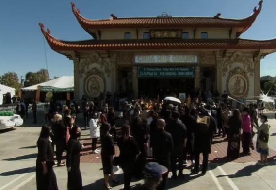 Tang lễ Phi Nhung tại Mỹ: Wendy khóc nghẹn bên chồng con-4