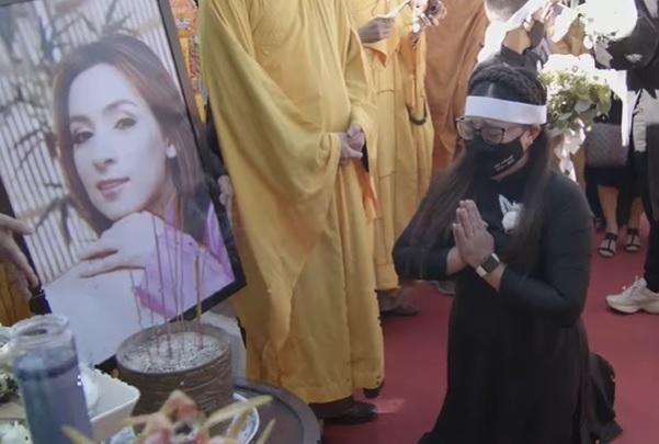 Tang lễ Phi Nhung tại Mỹ: Wendy khóc nghẹn bên chồng con-6