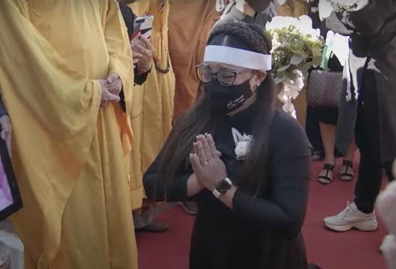 Tang lễ Phi Nhung tại Mỹ: Wendy khóc nghẹn bên chồng con-7