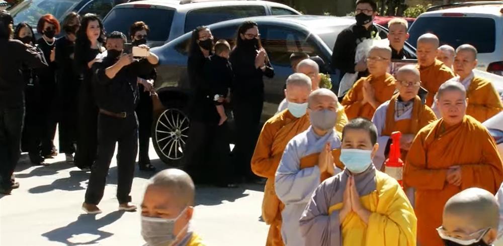 Tang lễ Phi Nhung tại Mỹ: Wendy khóc nghẹn bên chồng con-13