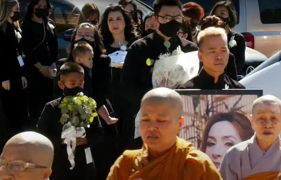 Tang lễ Phi Nhung tại Mỹ: Wendy khóc nghẹn bên chồng con-14