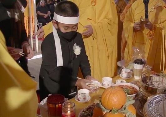 Tang lễ Phi Nhung tại Mỹ: Wendy khóc nghẹn bên chồng con-20