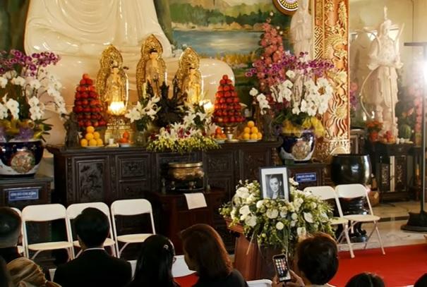 Đồng nghiệp, khán giả hải ngoại nườm nượp viếng Phi Nhung-2