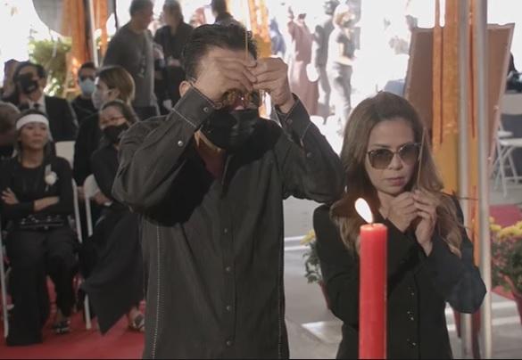 Đồng nghiệp, khán giả hải ngoại nườm nượp viếng Phi Nhung-4