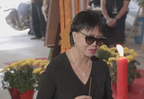 Đồng nghiệp, khán giả hải ngoại nườm nượp viếng Phi Nhung-5