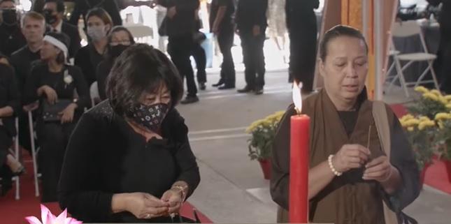 Đồng nghiệp, khán giả hải ngoại nườm nượp viếng Phi Nhung-9