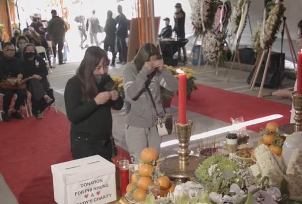 Đồng nghiệp, khán giả hải ngoại nườm nượp viếng Phi Nhung-13