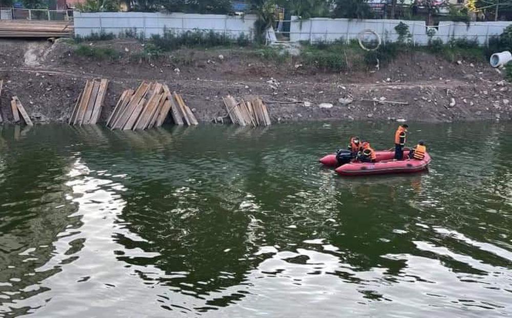 Người phụ nữ ở Hà Nội nhảy sông Tô Lịch đen đặc tự sát-1