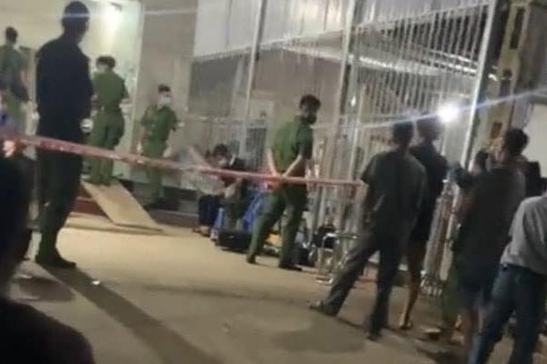 Người đàn ông ôm tro cốt vợ về quê, khóc nấc vì xin được hộp cơm chay-6