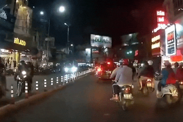 Lạng lách không được, 'bố thiên hạ' hành hung người đi đường