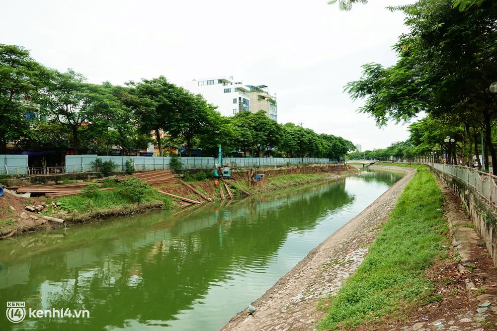 Sông Tô Lịch có tổng chiều dài 13,346 km từ hạ lưu cống Hoàng Quốc Việt đến sông Nhuệ và đóng vai trò quan trọng trong việc tiêu thoát nước cũng như cảnh quan cho TP Hà Nội