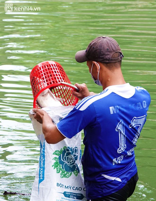 Bao, vợt, sọt rác... là những vật dụng được người dân mang ra sông Tô Lịch bắt cá