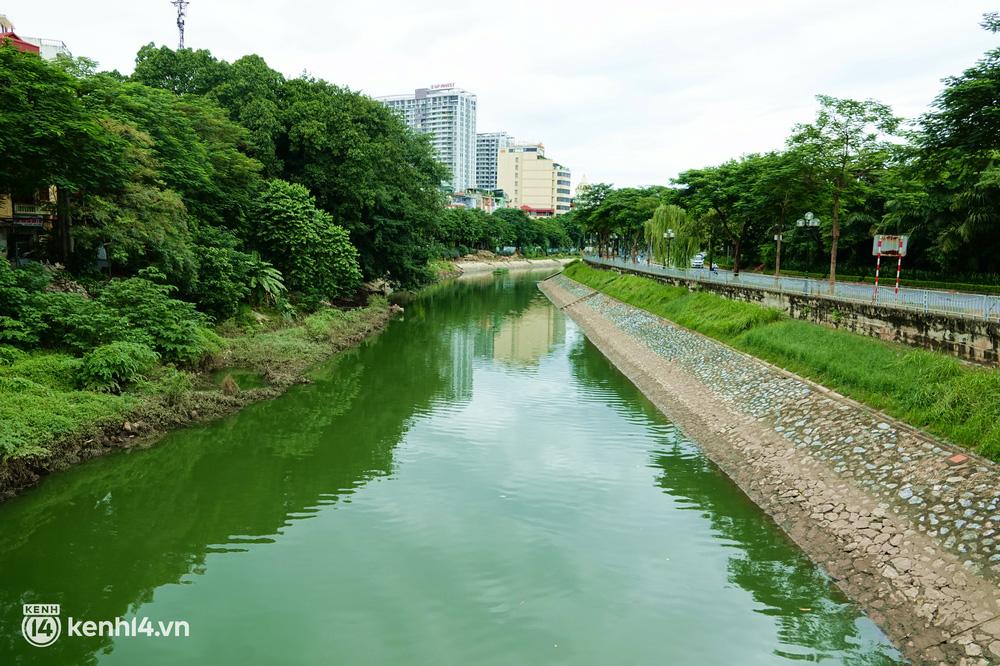 Sông Tô Lịch luôn được biết đến với tình trạng ô nhiễm nghiêm trọng. Những năm gần đây, chính quyền đã có nhiều nỗ lực hồi sinh con sông này nhưng hiệu quả vẫn chưa được như kỳ vọng