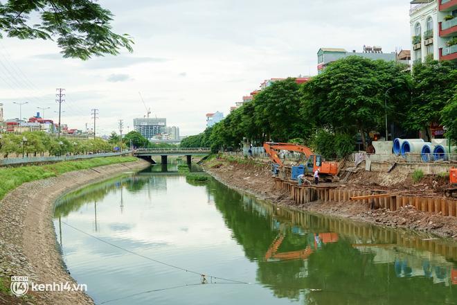 Cả con sông như khoác 