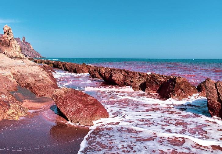 Hormuz: Hòn đảo có bãi biển màu ruby độc đáo-1