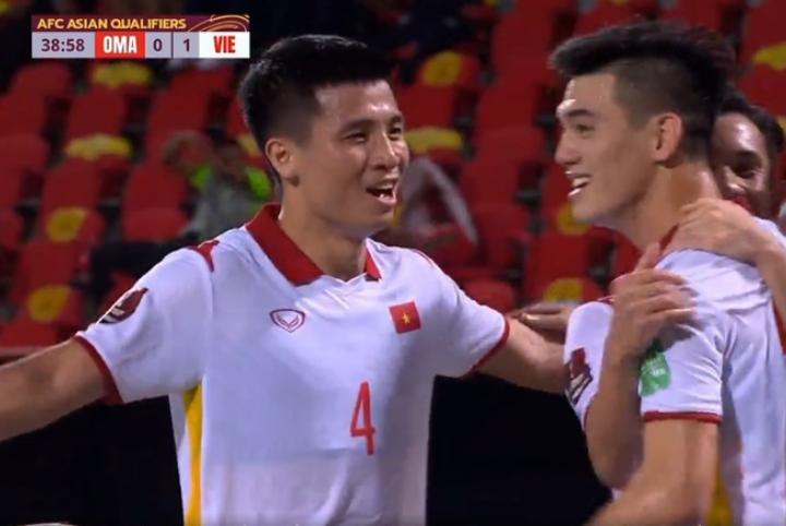 CĐV ngồi khán đài cổ vũ Việt Nam nhưng buồn thiu khi Oman bị xé lưới-1