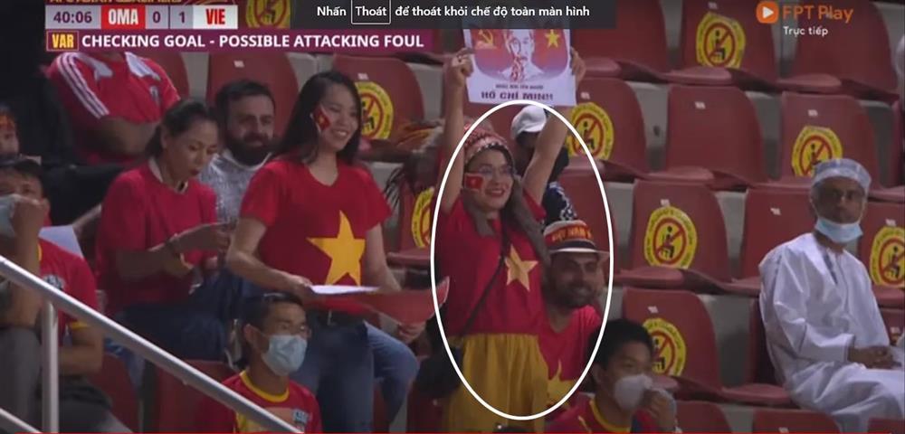 CĐV ngồi khán đài cổ vũ Việt Nam nhưng buồn thiu khi Oman bị xé lưới-2