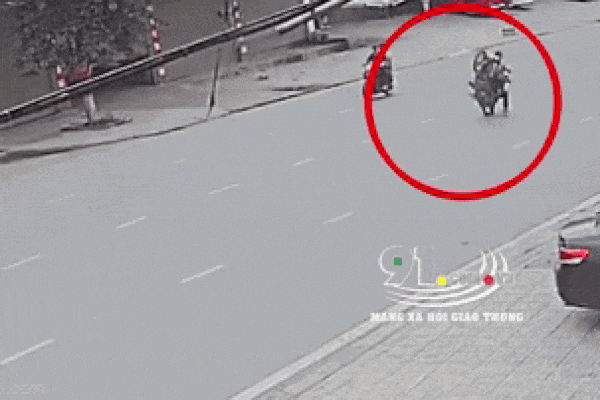 Bốc đầu lỗi, 2 thanh niên đẩy người đi đường vào 'trò chơi sinh tử'