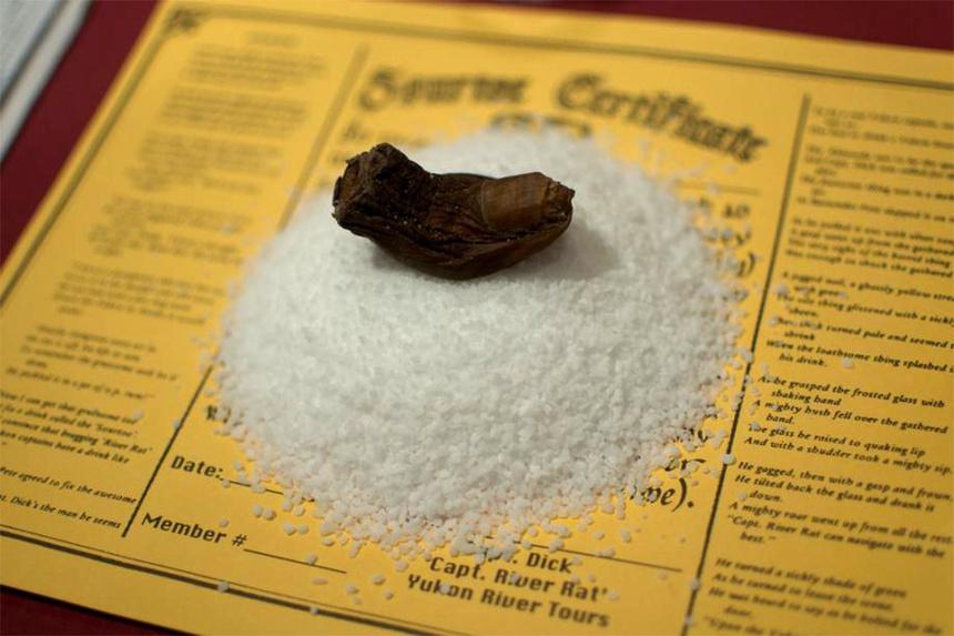 Món rượu chứa ngón chân người ở Canada-1