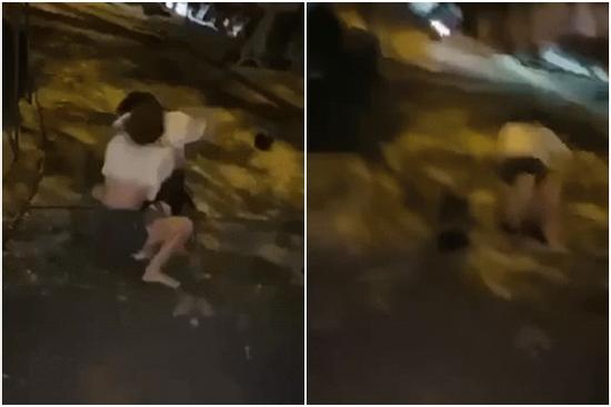 Hai thiếu nữ lao vào túm tóc đánh nhau khiến nhiều người kinh hãi