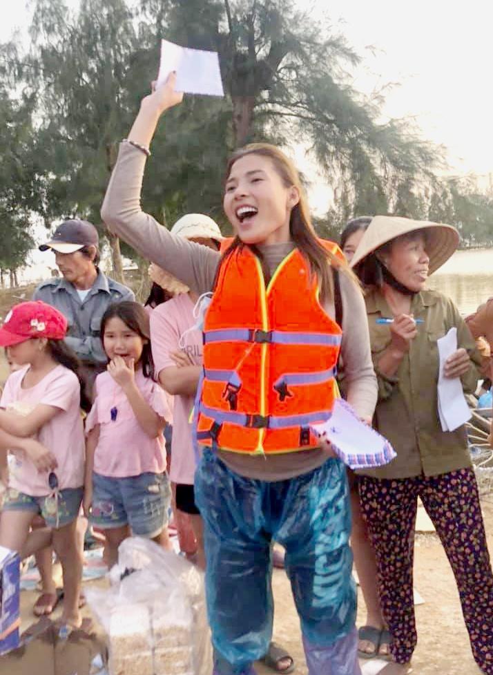 Thúy Diễm nói gì khi bị nữ đại gia chất vấn từ thiện?-5