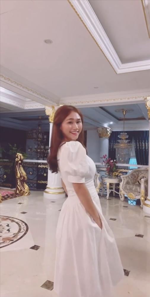 Danh tính gái đẹp chiếm spotlight trên livestream bà Phương Hằng-4