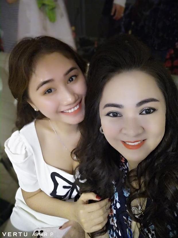 Danh tính gái đẹp chiếm spotlight trên livestream bà Phương Hằng-2