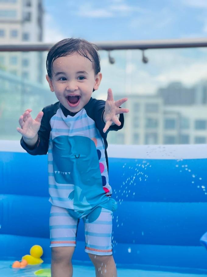 Chưa đầy 2 tuổi nhưng Henryk đã biết phụ mẹ làm việc nhà. Bé biết tự vứt rác, quét nhà, tưới cây, cho mèo ăn, rửa rau hoặc lấy đồ trong tủ lạnh giúp mẹ. Phương Mai luôn khuyến khích con tự do phát triển kỹ năng, tham gia nhiều hoạt động thể chất để con thêm cứng cáp, tự lập.