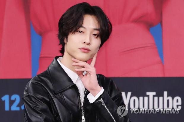 Nam chính MV mới của IU hóa ra là một nửa tiểu tam trong Hospital Playlist?-2