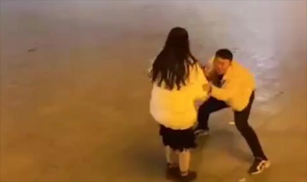 Vất vả nuôi bạn gái đi học, chàng trai bị đá ngay sau lễ tốt nghiệp-1