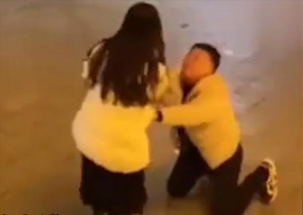 Vất vả nuôi bạn gái đi học, chàng trai bị đá ngay sau lễ tốt nghiệp-3