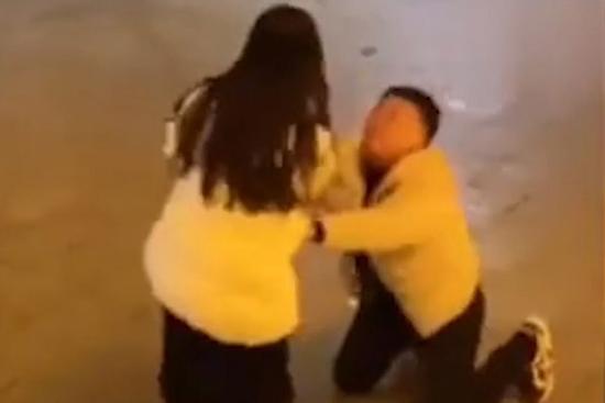 Vất vả nuôi bạn gái đi học, chàng trai bị 'đá' ngay sau lễ tốt nghiệp