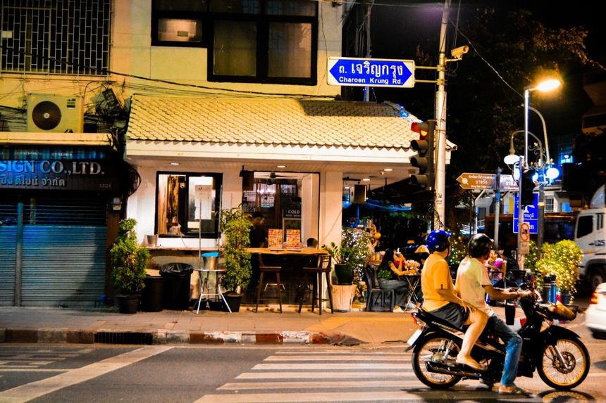 Charoen Krung là con đường trải nhựa đầu tiên ở Bangkok. Nó được xây dựng dưới thời trị vì của vua Rama IV hơn 150 năm trước để phục vụ cộng đồng thương nhân nước ngoài phát triển nhanh chóng tại khu vực hữu ngạn sông Chao Phraya. Đây là hệ quả của những hiệp định thương mại Siam đã ký kết với phương Tây. Từ đó, con đường này trở thành nơi giao thoa của nhiều nền văn hóa như Trung Quốc, Ba Tư, Anh... Ảnh: Time Out.