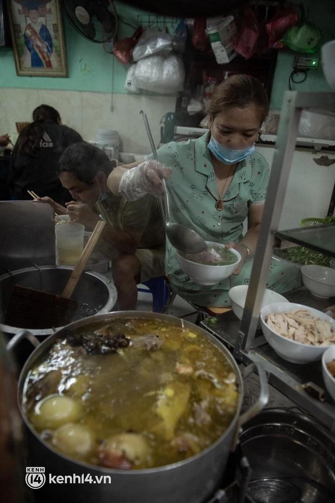 Người dân Hà Nội hồ hởi đi ăn phở sau 80 ngày chờ đợi-8