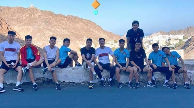 Tuyển Việt Nam gặp sự cố trên đường về nước-5