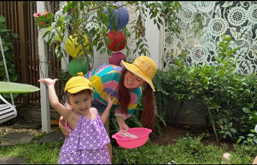 Vy Oanh khoe cận cảnh biệt thự ngập sắc hoa chồng tặng-4