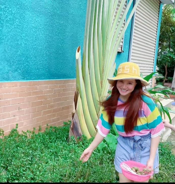 Vy Oanh khoe cận cảnh biệt thự ngập sắc hoa chồng tặng-3