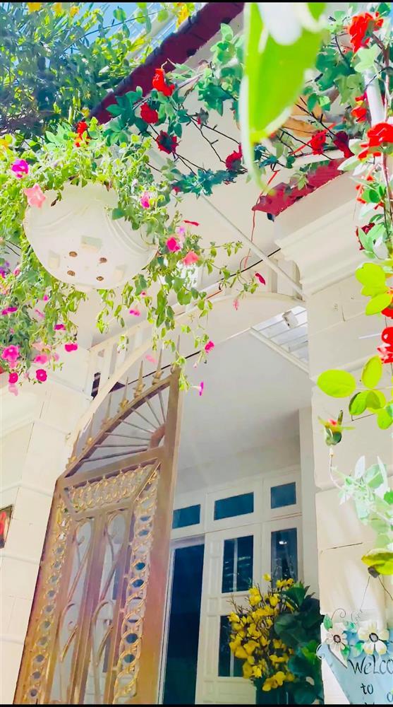 Vy Oanh khoe cận cảnh biệt thự ngập sắc hoa chồng tặng-20