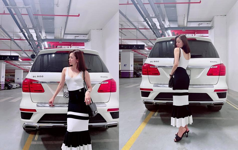 Lệ Quyên tạo dáng phô diễn đường cong tại khu giữ xe chung cư.