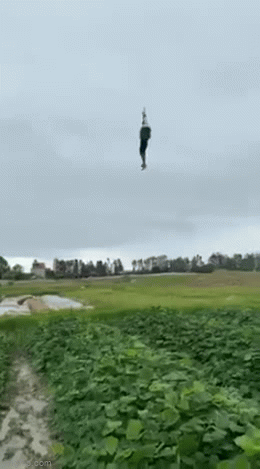 Clip: Thanh niên đi thả diều bị gió cuốn bay như chim-1