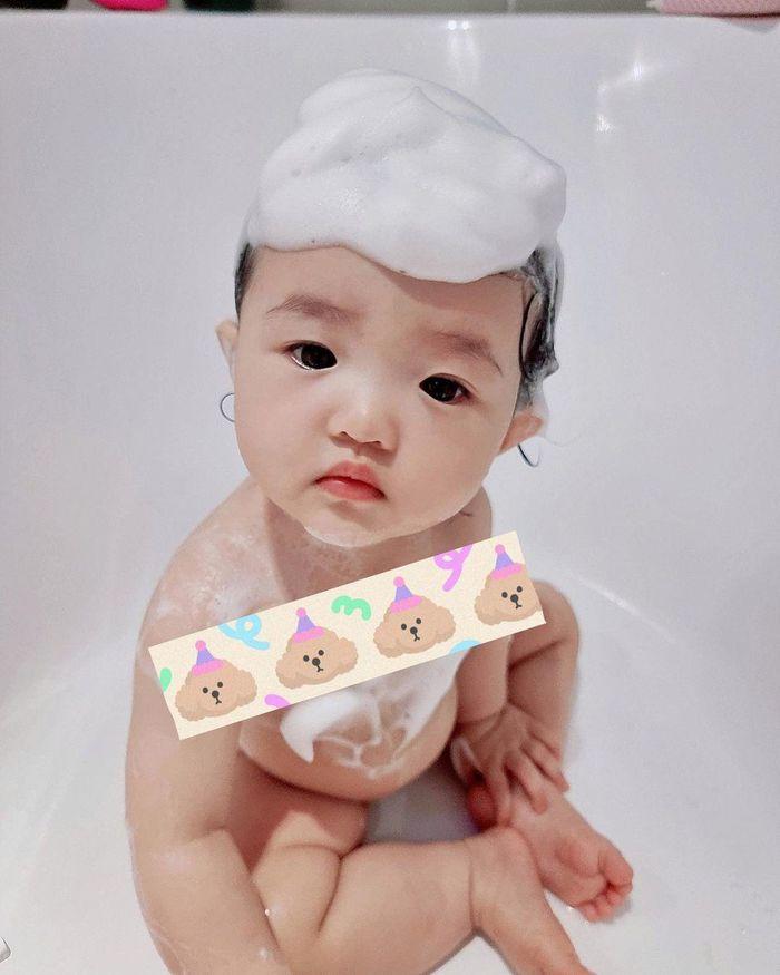 Con gái Đông Nhi được mặc quần áo sau bộ ảnh cởi trần-6