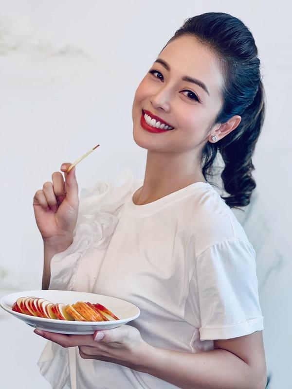 Hoa hậu Jennifer Phạm khoe nhan sắc mọi chị em mơ ước ở tuổi U40, khi đã là mẹ 4 con.