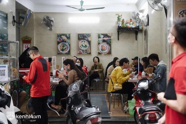 Khách tức nghẹn vì hàng phở hết thịt, hết cả tương ớt-5