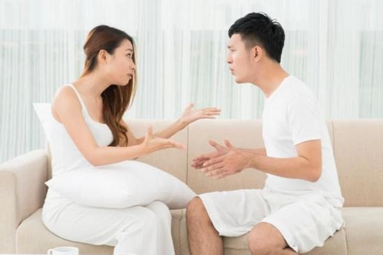 Chồng choáng váng khi một tuần vợ đòi ly hôn tới 4 lần