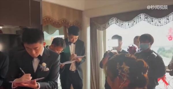 Toát mồ hôi chú rể test IELTS Listening trong ngày đón dâu-1